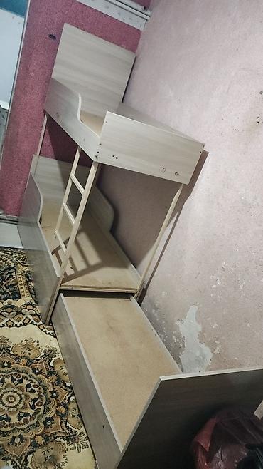 Двухъярусная кровать из ЛДСП в светло-дубовом оттенке. 9999 торг