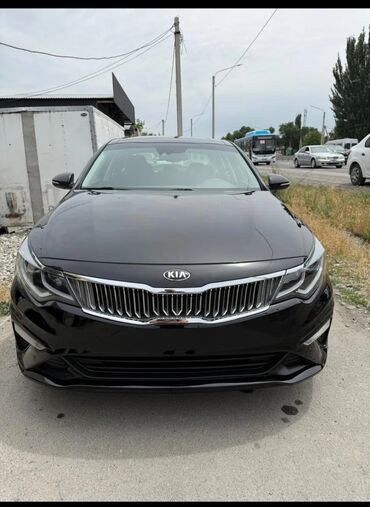 машина кейж: Черный седан Kia Optima с глянцевой отделкой и хромированными