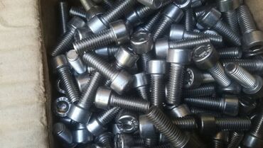 Šrafovi i matice: Opis: Velika količina metalnih šrafova, idealnih za širok spektar — 5