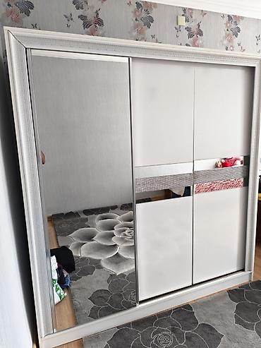 qapi dekoru: Ağ rəngdə sürgülü qapılı dolab - Üç qapılı konstruksiya: 1 tam boy — 2
