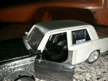 Oyuncaqlar: Məhsul: LED işıqlı kiçik ölçülü model avtomobil Təsvir: - Korpus — 8