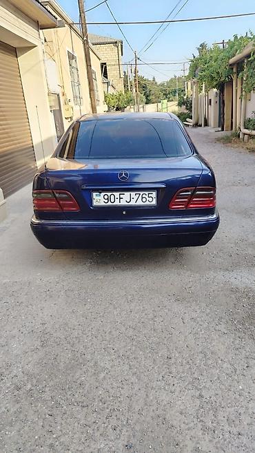 a class mercedes: Mercedes‑Benz E‑Class (W210), sedan, tünd göy rəng. Xüsusiyyətlər: - — 3