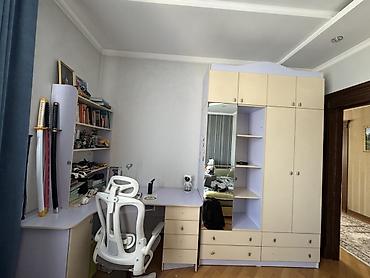 комод для детской одежды: Б/у детская или подростковая мебель. Шкаф, парта и полка для книг — 1