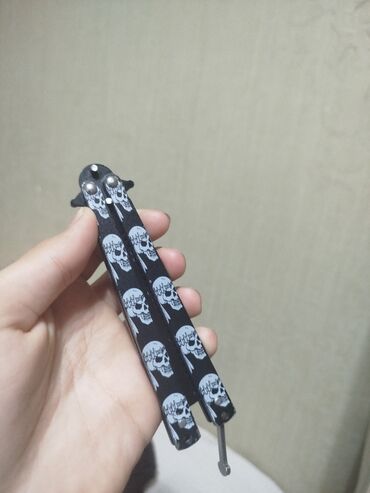 Pitiminutkalar: Kəllə naxışlı qara rəngli balisong daraq. Bu daraq balisong