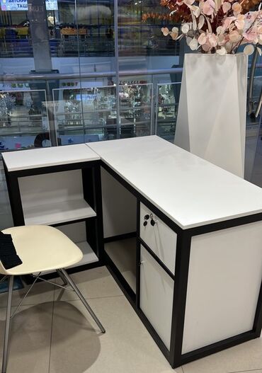 прием пластиковых ящиков: Продается стол, идеально подойдёт для прикассовой зоны бутика, либо