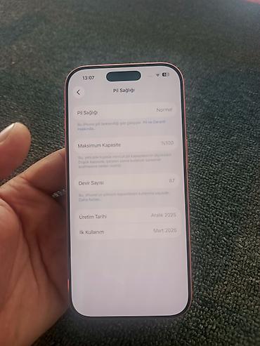 iphone 16e azerbaycan: Narıncı rəngdə smartfon (iPhone dizaynlı), arxa paneldə üçlü kamera — 5