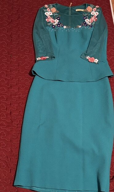 Digər qadın geyimləri: Zümrüd-yaşıl rəngdə iki parçalı dəst:
Ölçü 40