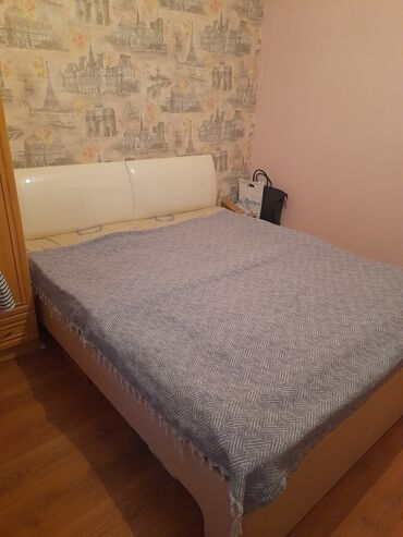 продаю двух спальный кровать: Продаётся 2-спальная кровать!!! коженная спинка белого цвета и