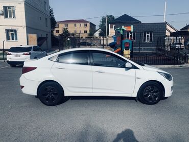 Hyundai: Автомобиль Hyundai Accent белого цвета, седан. Эта модель отличается