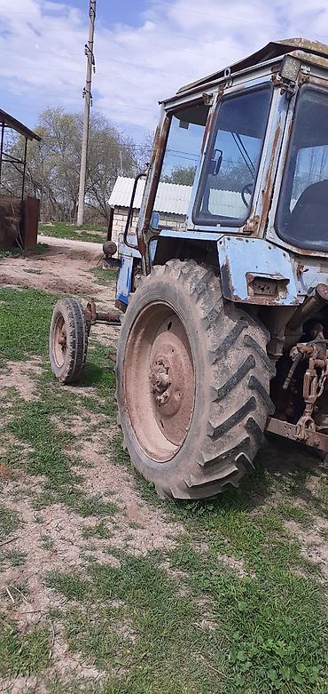 turbo az traktör: MTZ Belarus traktoru və arxa qoşulan saman yığan/pressləyən avadanlıq — 2