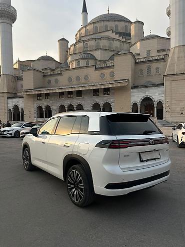 byd e9 2025: Электрокар Aion, кроссовер белого цвета. Основные особенности: - — 3