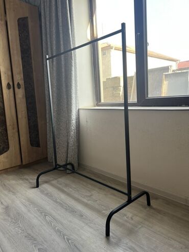 Mağaza asılqanları: Ölçü texmini Hündürlük 134 Eni 103 Metall paltar asılqanı/rax - — 1