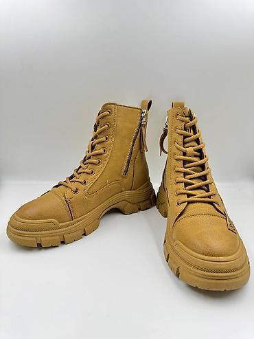 Кроссовки и спортивная обувь: Продаю оптом, качественная женская обувь. Разных моделей и размеров — 17