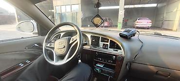 Другие автомобили: Белый седан компакт‑класса с передним приводом. Кузов 4‑дверный, на — 14