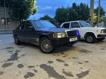Mercedes-Benz: Qara rəngdə olan Mercedes-Benz avtomobili satılır. Avtomobil yaxşı