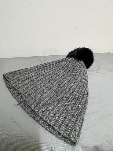 pompon: Boğazlı toxunma papaq – boz rəng, elastik şaquli rezinli toxunuş. Uc — 1