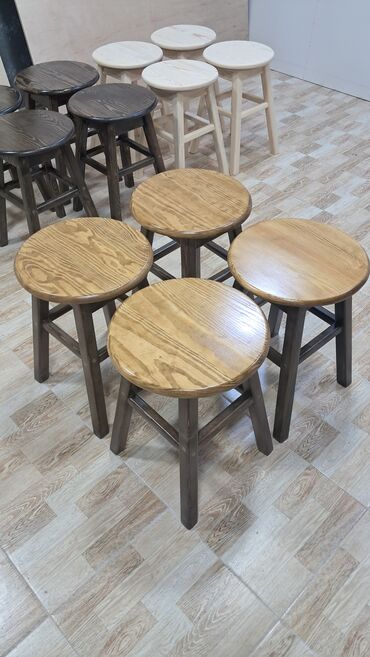 Taburetlər: Taxta taburetlər. Xüsusi zövq və keyfiyyətdə yıgılır. Əl işidir. Yük — 4