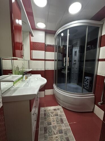 Uzunmüddətli kirayə mənzillər: Mətbəx hissəsində ağ rəngli modul mebellərlə təchiz olunmuş, qara -da lalafo.az — 5 Uzunmüddətli kirayə mənzillər: Mətbəx hissəsində ağ rəngli modul mebellərlə təchiz olunmuş, qara — 5