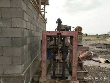 строительные оборудования: Ээсин номэри байланышкыла апарат иштеп жаткан рабочи
