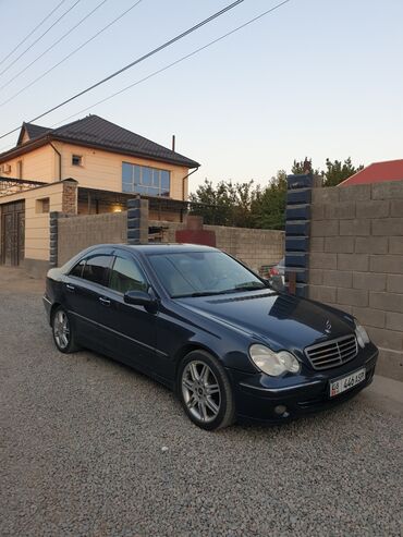 продаю мерс сешка: Седан Mercedes-Benz C-класса темно-синего цвета, оснащенный литыми