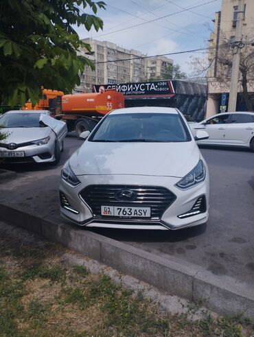 Hyundai: Автомобиль Hyundai Sonata на газу объем 2 2018 года в белом цвете