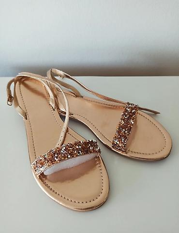 obuća šafran sandale: ✨ Dostupne u broju 41
✨ Unutrasnje gaziste 27 cm

1300 rsd 💥 — 4