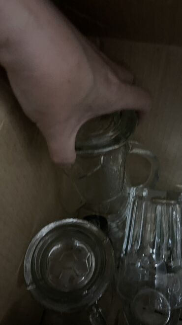 Посуда: Предлагается набор различной посуды, включающий круглые и квадратные — 8