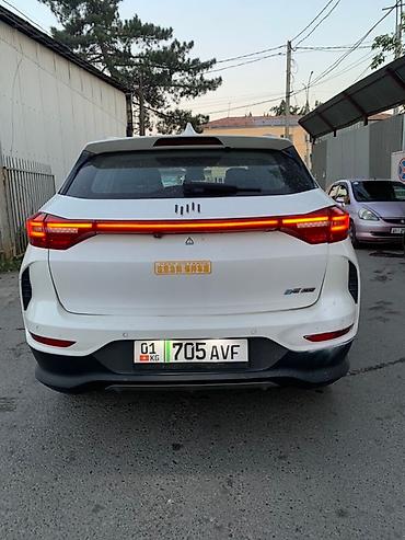 Другие автомобили: Электрический кроссовер белого цвета с современным дизайном — 4