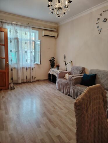 Həyət evləri və villaların satışı: Bu iki mərtəbəli ev, kərpic və suvaq fasadın birləşməsi ilə — 4