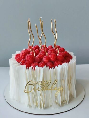 Tortlar: Zərif dizaynlı, ağ rəngli tort. Tortun ətrafı dalğalı bəzəklərlə əhatə — 7