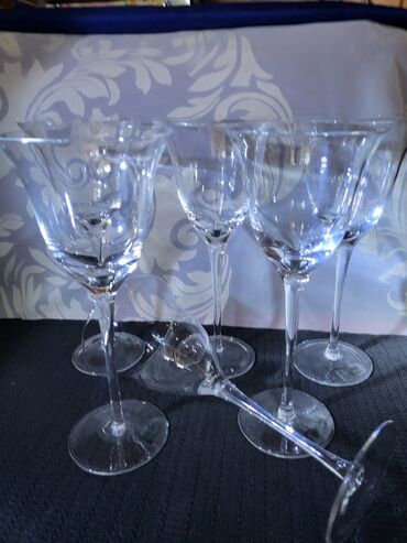 Čaše: Case nove za vino iz 2009g. Sve na casama odsjaj od svetla. Komada 6 — 3