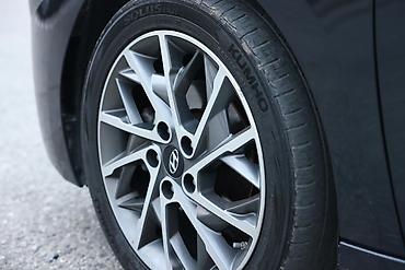 18 245 45: Hyundai Elantra: 1.6 l | 2019 il Sedan — 9