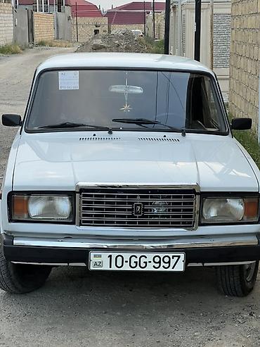 lada diskləri: VAZ 2107 sedan – ağ rəngli, klassik kuzov dizaynı ilə. Azərbaycan — 1