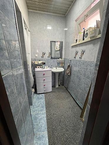 Продажа коттеджей и домов: Продаётся жилой дом с ограждённым двором и хозпостройками. Площадь — 9