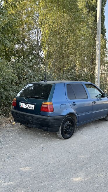 срочно продаю машину бишкек: Volkswagen Golf: 1993 г., 1.8 л, Механика, Бензин, Хетчбек
