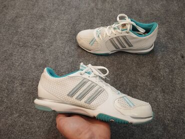 ayaqqabilar ve qiymetleri: Tam orginal Adidas yaxsi veziyyetdedir. Olcu:40 qiymet: 40 azn