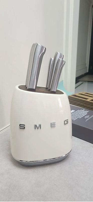 Ножевой набор SMEG в подставке Оптовая цена 3000 сом - Фирменная at lalafo.kg Ножевой набор SMEG в подставке Оптовая цена 3000 сом - Фирменная