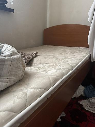 bunk bed: Б/у Односпальная кровать с матрасом. - Размер спального места — 1