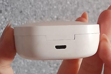 micro nausnik: Tam simsiz qulaqlıq dəsti – ağ rəng, şarj qabı ilə Xüsusiyyətlər: - — 2
