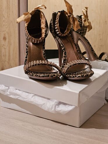 обувь женская сапоги: Красивые босоножки. Идеально сидят на ноге. 36 размер. Есть сзади