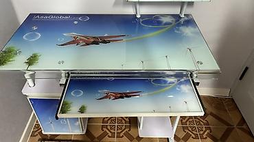 полочка: Компьютерный стол со стеклянной столешницей и ярким принтом (самолёт — 2