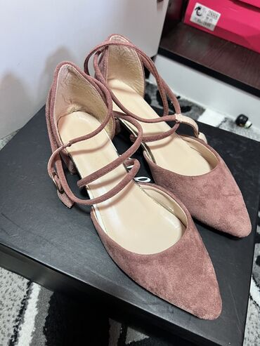 шикарную обувь: Балетки в шикарном состоянии, цвет пудра 38 размер
Цена: 500