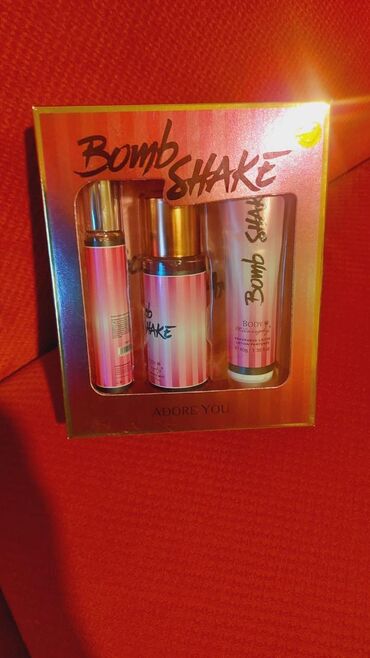 Bomb Shake hədiyyə dəsti. Dəstə ətir, bədən spreyi və losyon daxildir