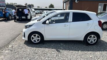 мини электромобиль: Белый пятидверный хэтчбек Kia Morning с компактными размерами