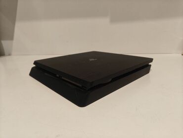 продам плейстейшен 4: Продаю Sony PlayStation 4 Slim 1TB Комплект 2 джойстика, покупали три