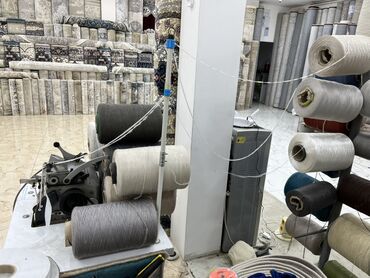 Digər istehsal avadanlığı: Xalça kənarı vurma (overlok) avadanlığı və iri həcimli sap bobinləri — 2