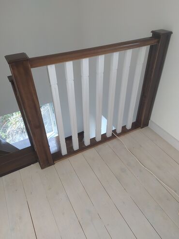 Деревянные лестницы: Деревянная лестница с окрашенными ступенями и белыми балясинами — 24