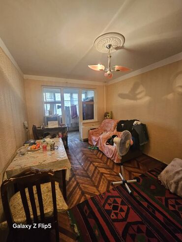 Qarajlar: Bakı, 8-ci kilometr, 1 otaqlı, Köhnə tikili, m. Neftçilər, 35 kv. m