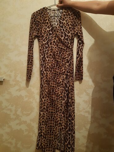 Toy paltarları: Leopar dəsənli. önü yırtmaclı.rahat don