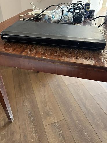Sony DVD pleyer - Kompakt və nazik korpus, ön paneldə disk tepsisi və